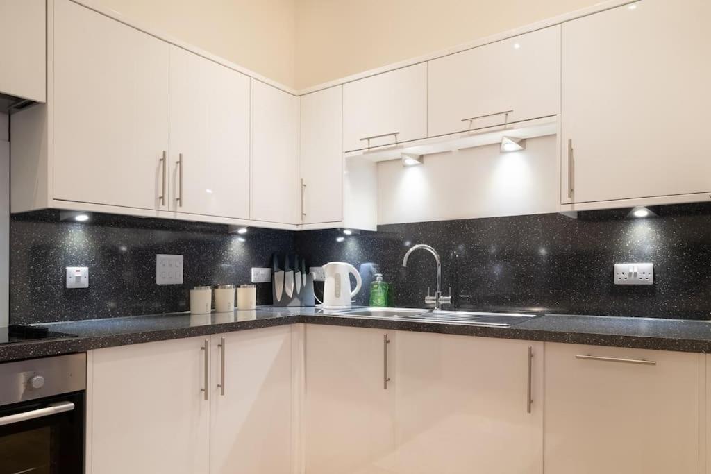 2 Bed 2 Bath Spacious Apartment In Central Абердин Екстер'єр фото